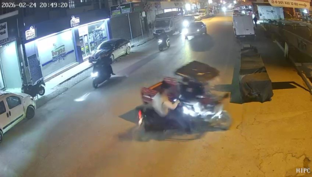 Adana'da 2 motosiklet çarpıştı: Kaza anı kamerada Adana'da 2 motosiklet çarpıştı: Kaza anı kamerada