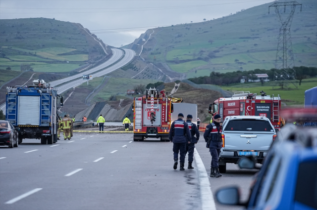 Balıkesir'de F-16 savaş uçağı düştü! Bir pilotumuz şehit oldu Balıkesir'de F-16 savaş uçağı düştü! Bir pilotumuz şehit oldu