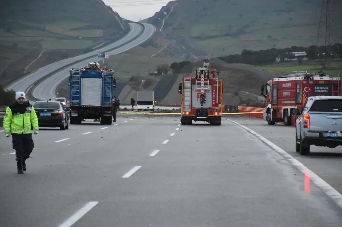 Balıkesir\'de kaza kırıma uğrayan F-16 uçağının enkazı kaldırılıyor