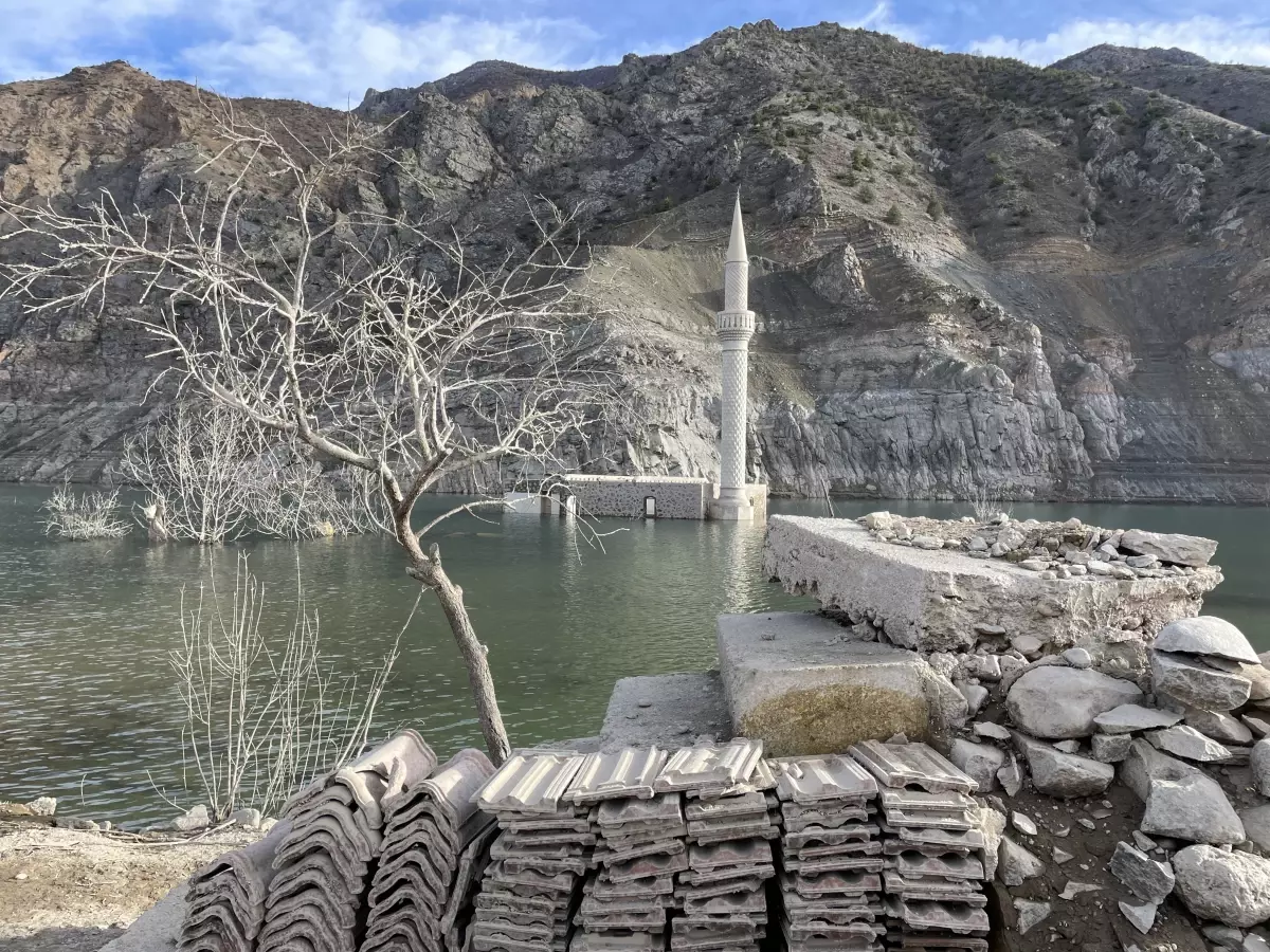 Yusufeli Barajı\'nda Sular Çekildi, Eski Köyler Ortaya Çıktı