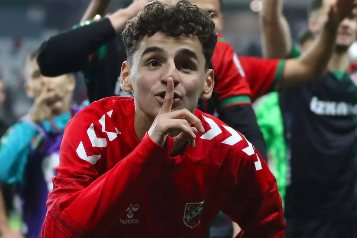 Fenerbahçe\'nin yeni transferi Adem, sosyal medyada kendisine yapılan yorumlara dayanamadı