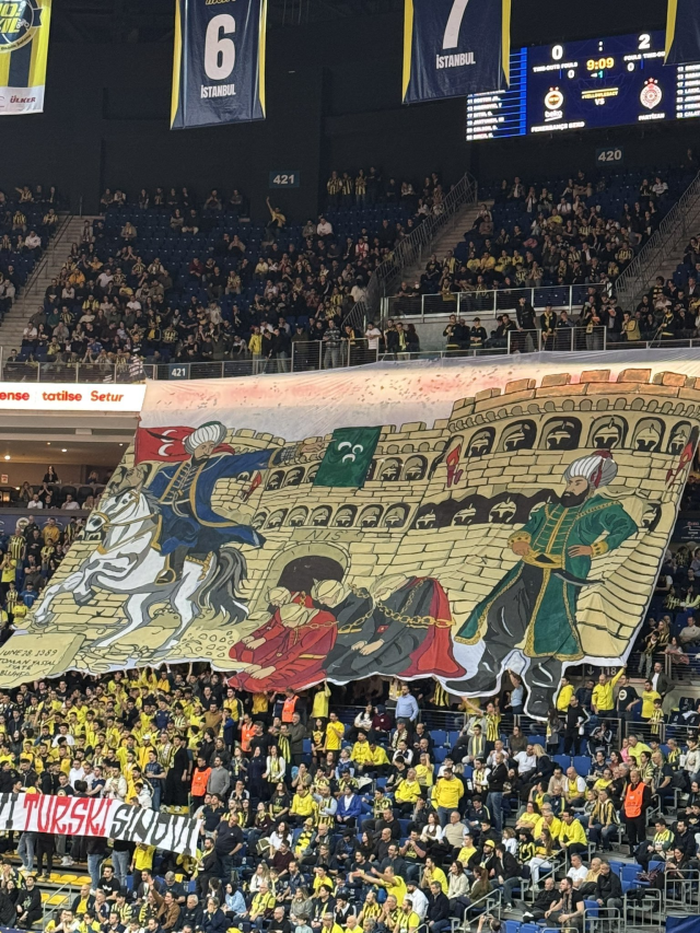 Fenerbahçe tribünlerinden Partizan'a okkalı cevap