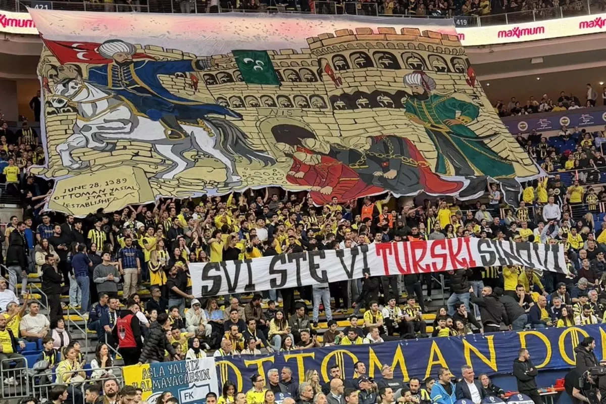 Fenerbahçe tribünlerinden Partizan\'a okkalı cevap