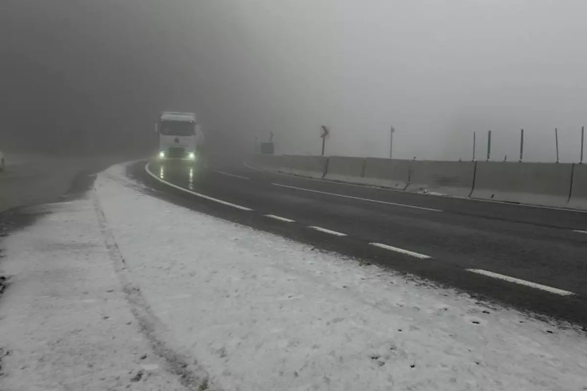 İstanbul\'un yanı başında kar yağışı etkili oluyor