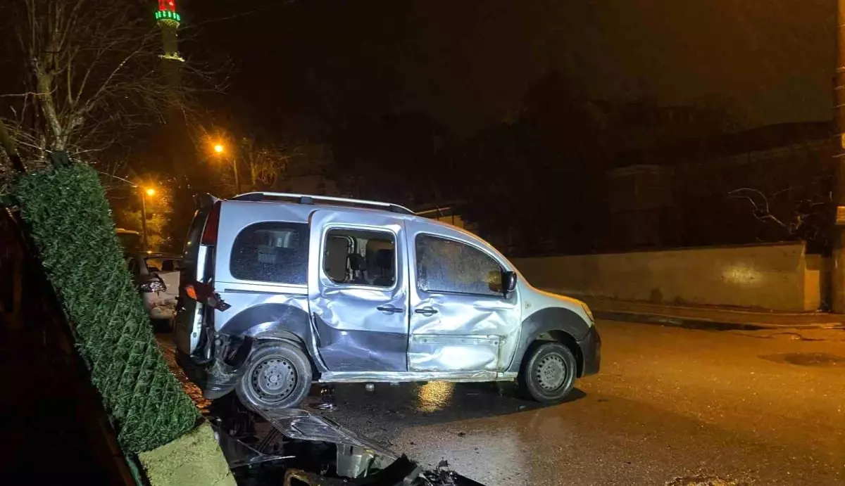 Kocaeli\'de Kaza: Minibüs Sürücüsü Kaçtı