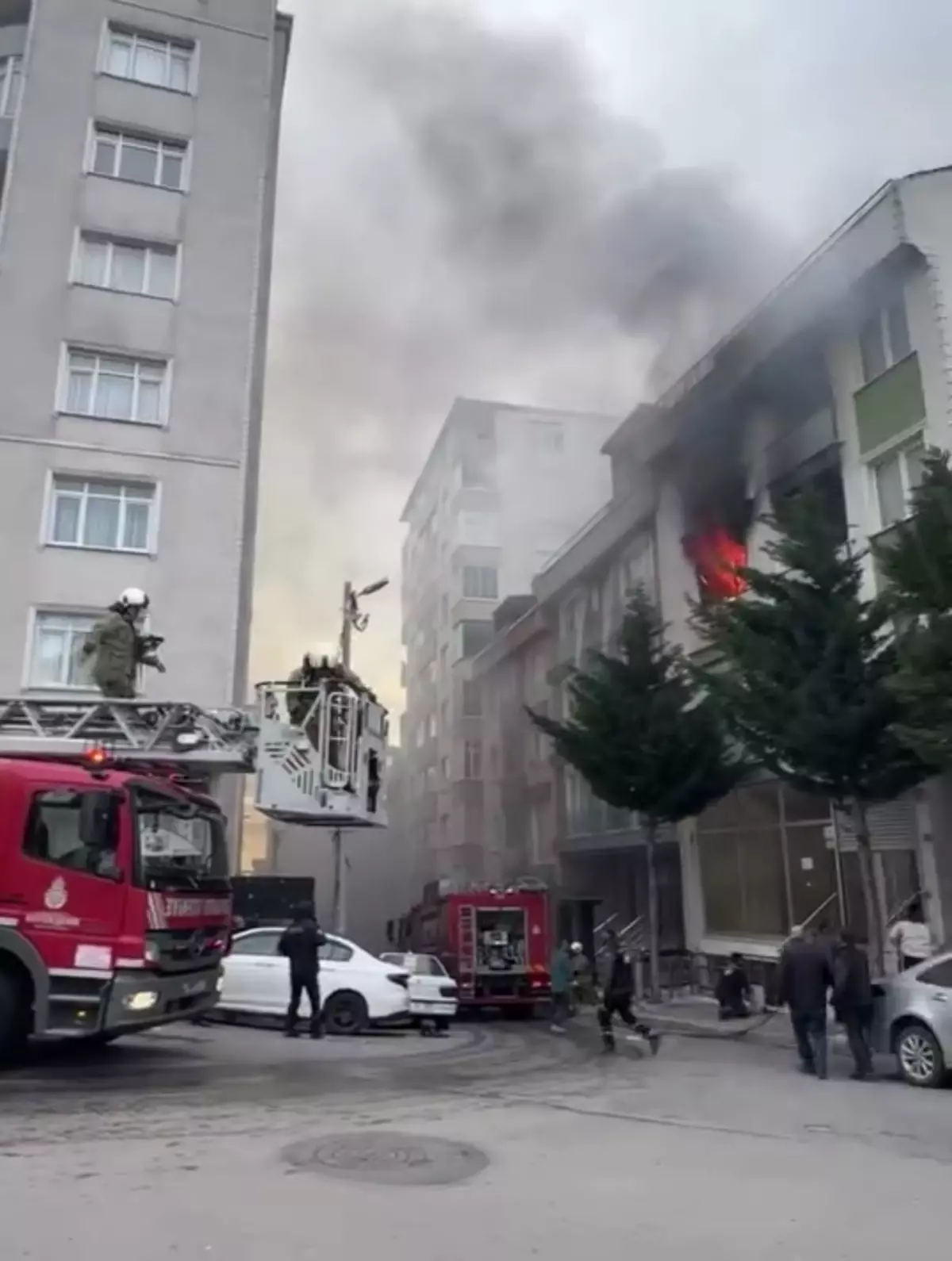 Maltepe\'de 4 katlı binada yangın! Mahsur kalan 4 kişi kurtarıldı