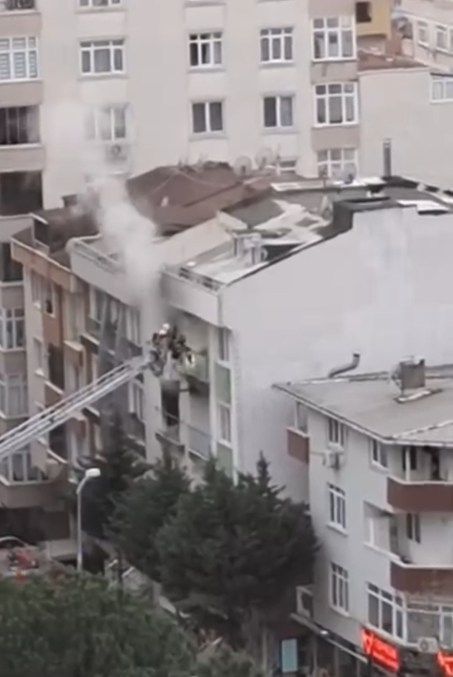 Maltepe'de 4 katlı binada yangın! Mahsur kalan 4 kişi kurtarıldı