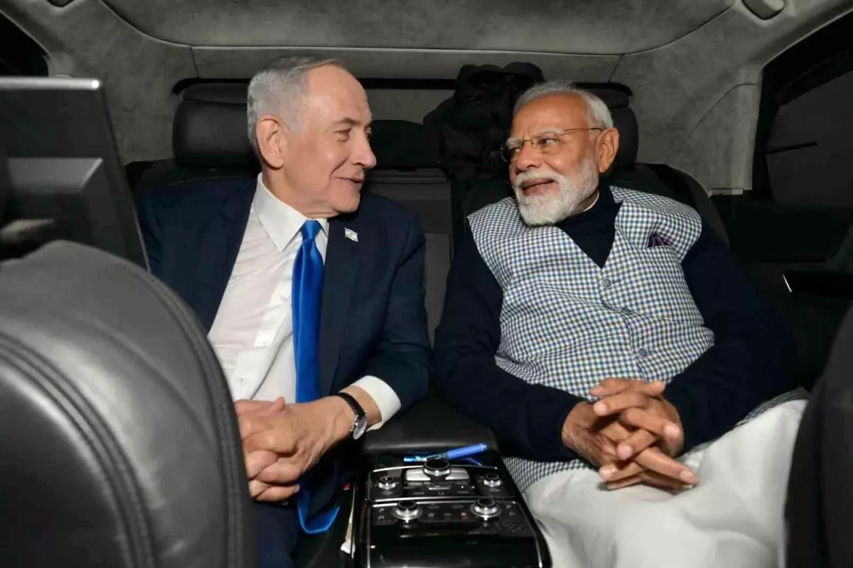Netanyahu, Modi\'yi Hint Kıyafetiyle Karşıladı