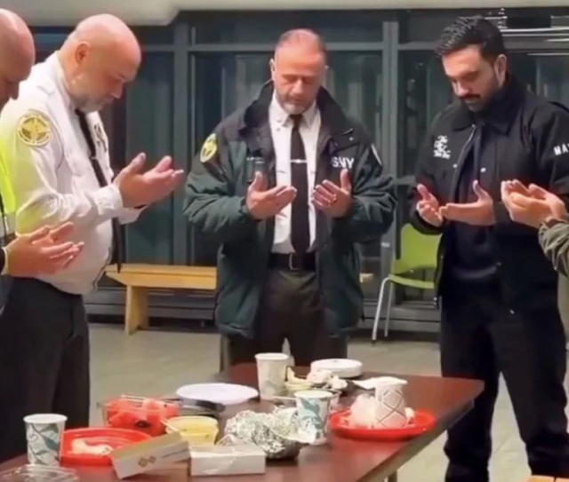 New York Belediye Başkanı Zohran Mamdani personeli ile birlikte sahur yaptı