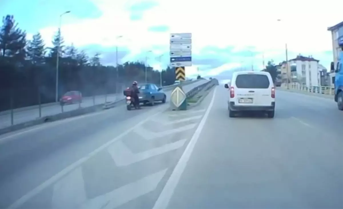 Kontrolden Çıkan Otomobil Bariyere Çarptı