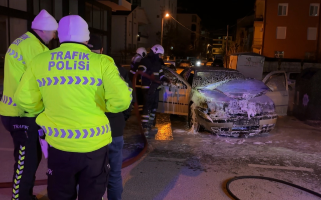 Alev alev yanan araca antifriz döküp söndürmeye çalıştı