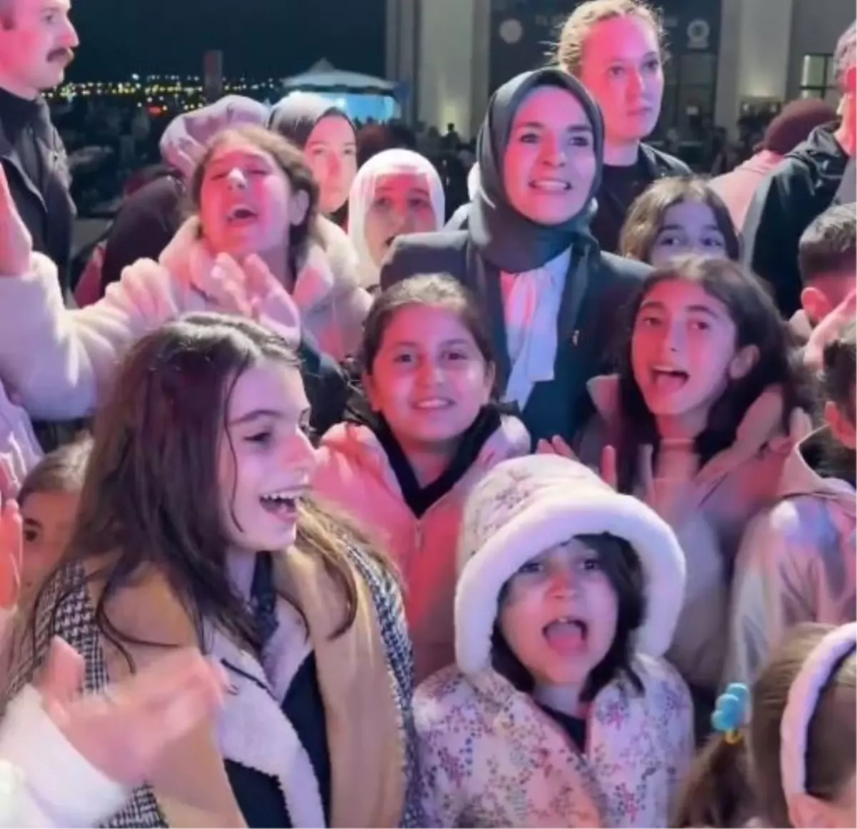 Bakan Göktaş, Çocuklarla İlahiyi Seslendirdi