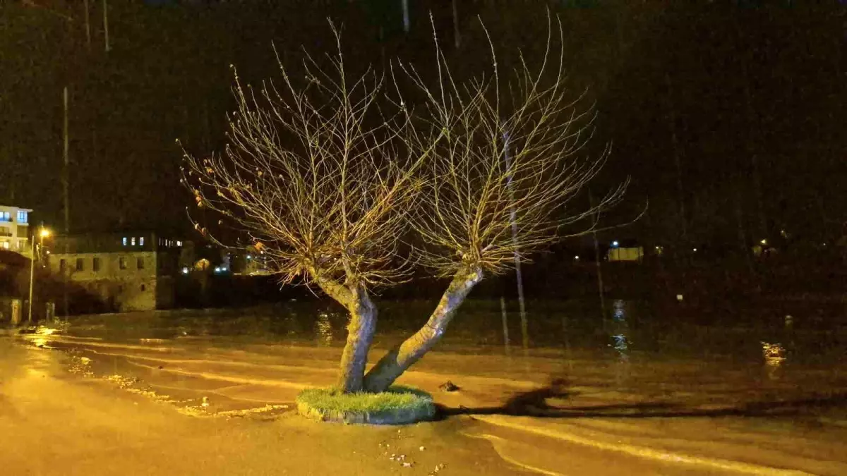 Bartın\'da Yağmur ve Dolu Taşkına Neden Oldu