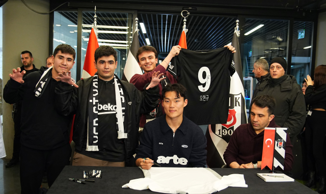 Beşiktaşlı taraftarlar, Hyeon-gyu Oh imza gününe akın etti