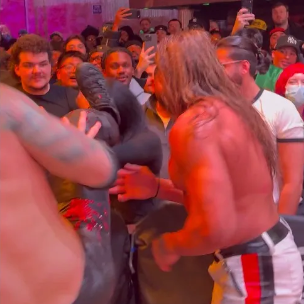 Boksör, rakibi ile fotoğraf çeken kadının yüzüne tekme attı