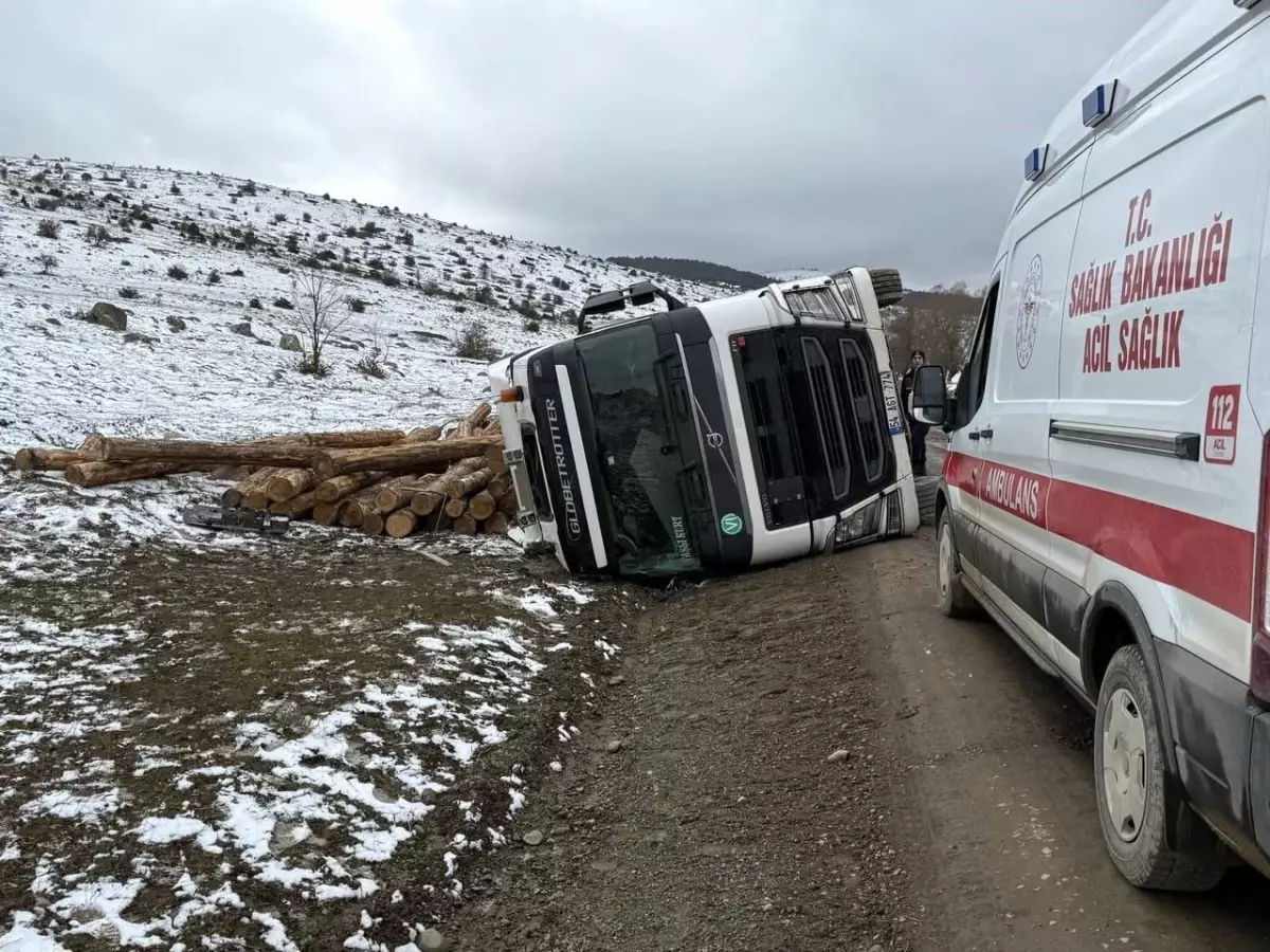 Bolu\'da Tır Devrildi: 1 Yaralı