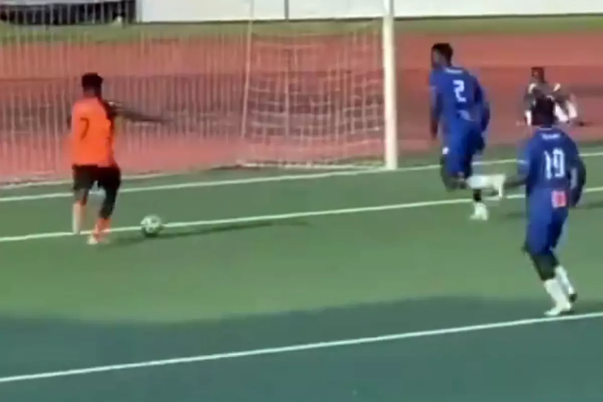 Boş kaleye gol atamayınca kendi takım arkadaşlarından dayak yedi