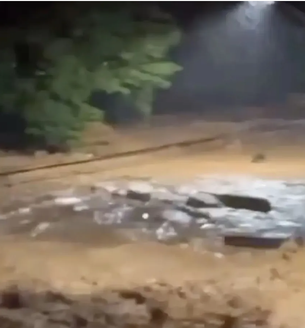 Brezilya'da şiddetli yağmurlar felakete yol açtı: Yüzlerce tabut sokaklarda sürüklendi Brezilya'da şiddetli yağmurlar felakete yol açtı: Yüzlerce tabut sokaklarda sürüklendi