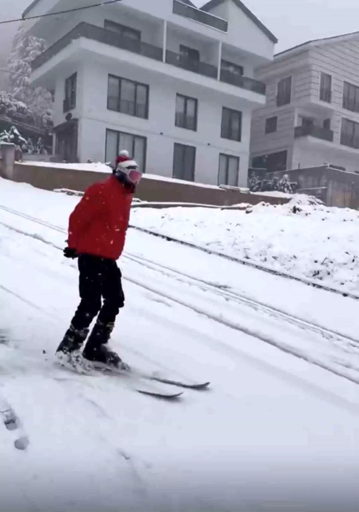 Şehir merkezinde kayak yaptı