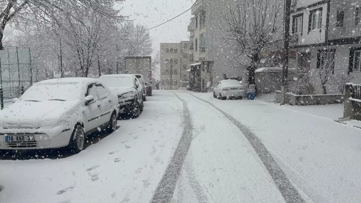 Bursa\'da Kar Yağışı Trafiği Olumsuz Etkiledi