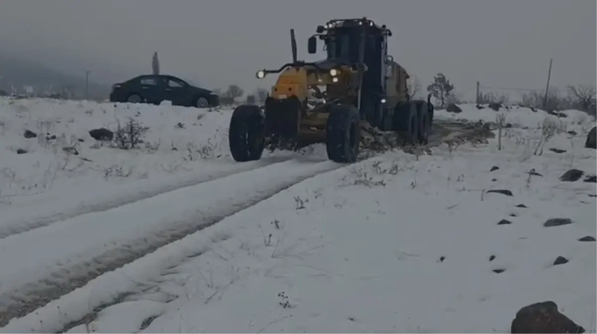 Elazığ\'da Kar Yağışı 115 Köy Yolunu Kapadı