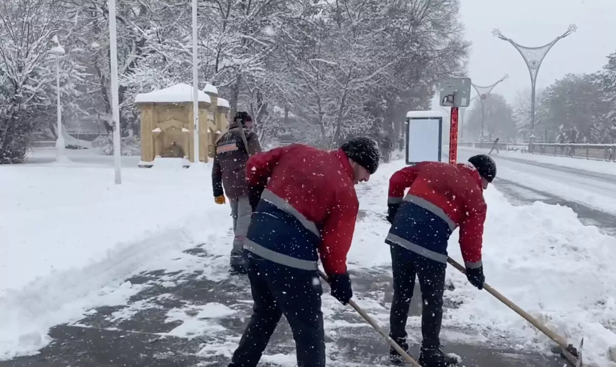 Erzincan\'da Kar Yağışı Eğitime Ara Verdi