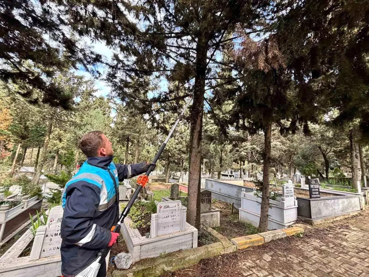 Gebze\'de bayram öncesi mezarlıklarda bakım çalışmaları hızlandı