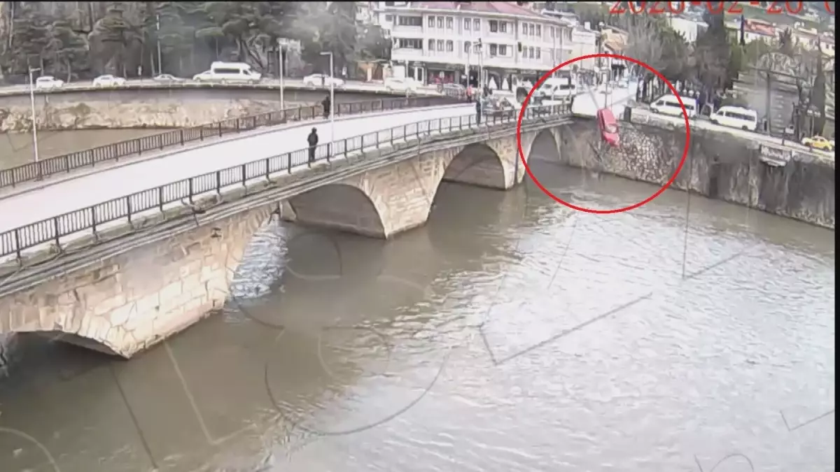 Hafif ticari araçla çarpışan otomobil, nehre uçtu: Anne ile kızı yaralı