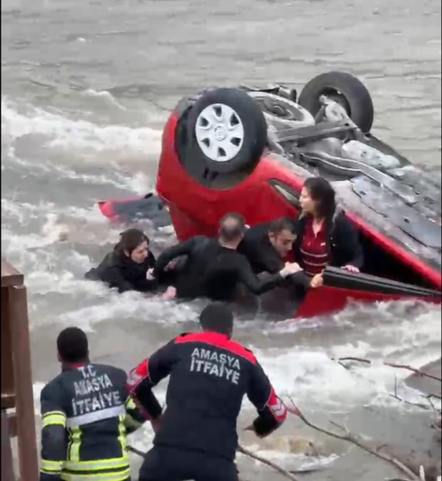 Hafif ticari araçla çarpışan otomobil, nehre uçtu: Anne ile kızı yaralı