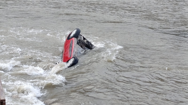Hafif ticari araçla çarpışan otomobil, nehre uçtu: Anne ile kızı yaralı