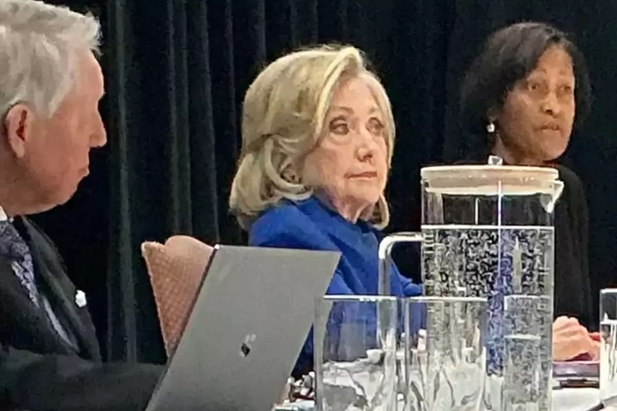 Hillary Clinton\'ın Epstein ifadesinde kaos: Oturumdan fotoğraf sızdırıldı, duruşma durdu!