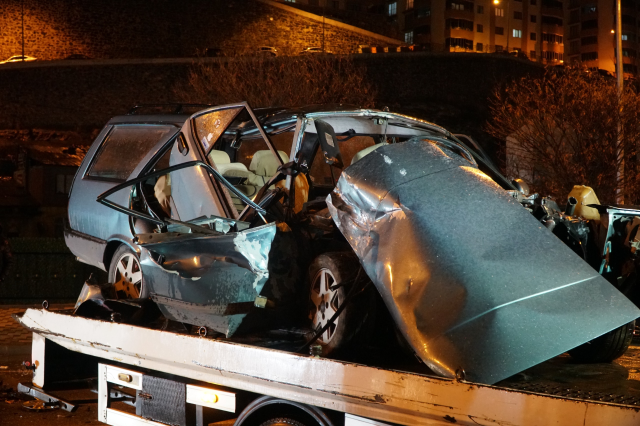 İki otomobilin kağıt gibi ezildiği ölümlü kaza kamerada