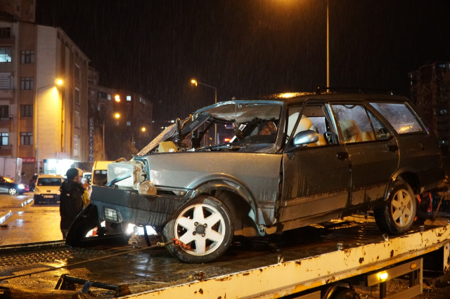 İki otomobilin kağıt gibi ezildiği ölümlü kaza kamerada