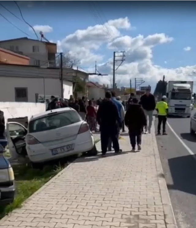 Kaldırıma savrulan otomobil çocuklarına yemek götüren anneyi hayattan kopardı