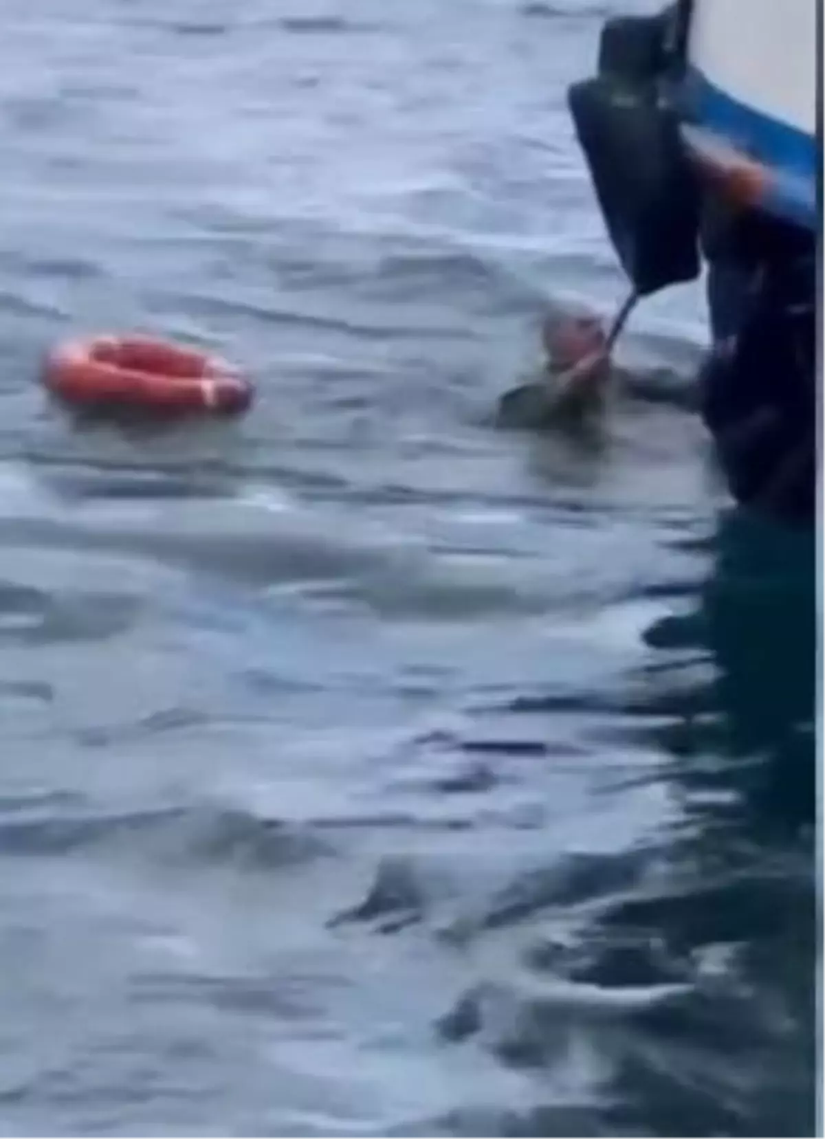 Karaköy\'de Vapurun Çarptığı Balıkçı Kurtarıldı