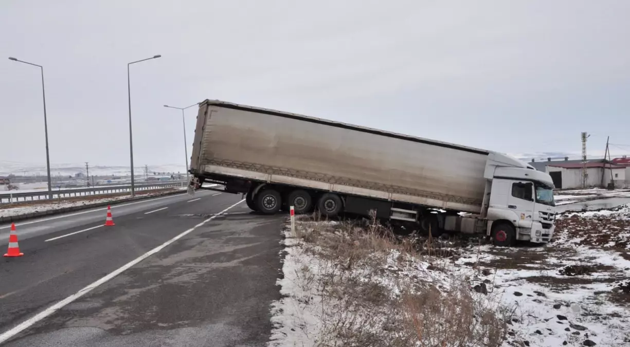 Kars-Ardahan Yolunda Buzlanma Kazaya Neden Oldu