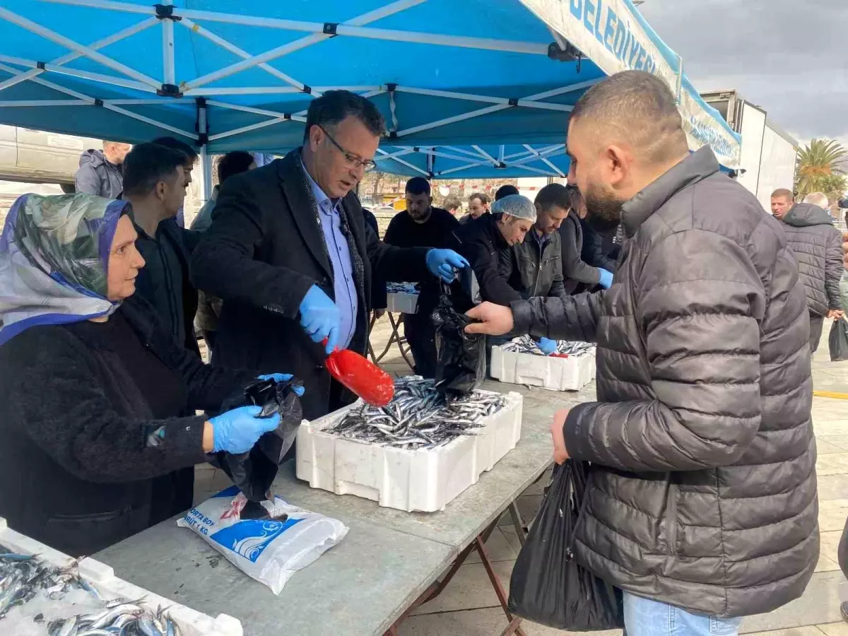 Manisa\'da belediyenin ikramı 8 ton hamsi 1 saatte tükendi