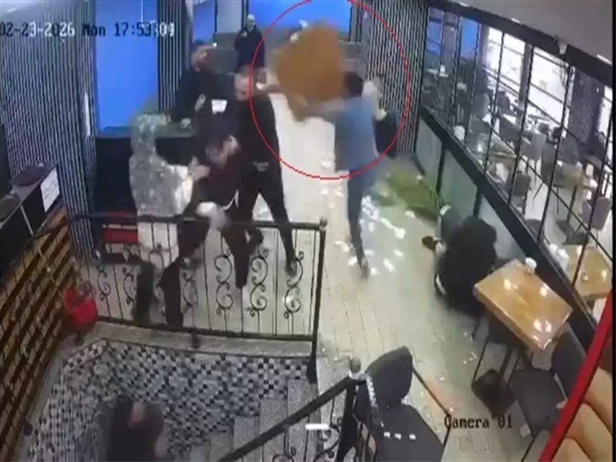 Masa ve sandalyelerle birbirlerine saldırdılar, aralarında para toplayıp masrafı ödeyince serbest kaldılar