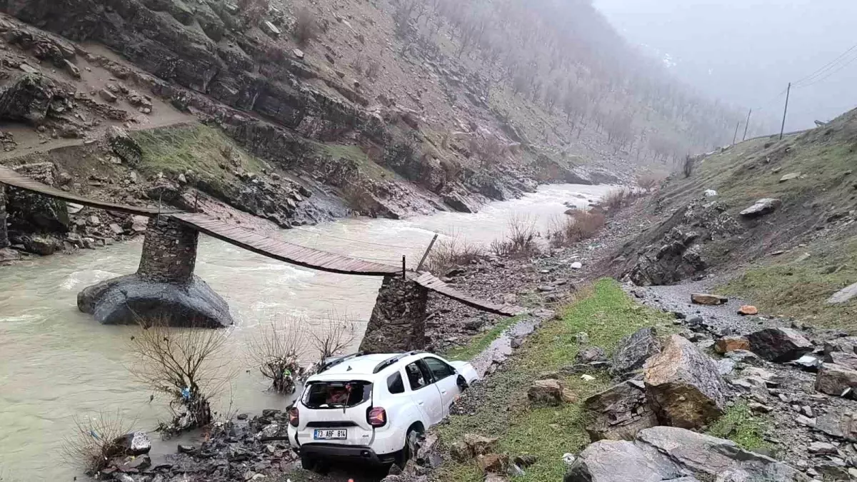 Şırnak\'ta Otomobil Uçuruma Yuvarlandı