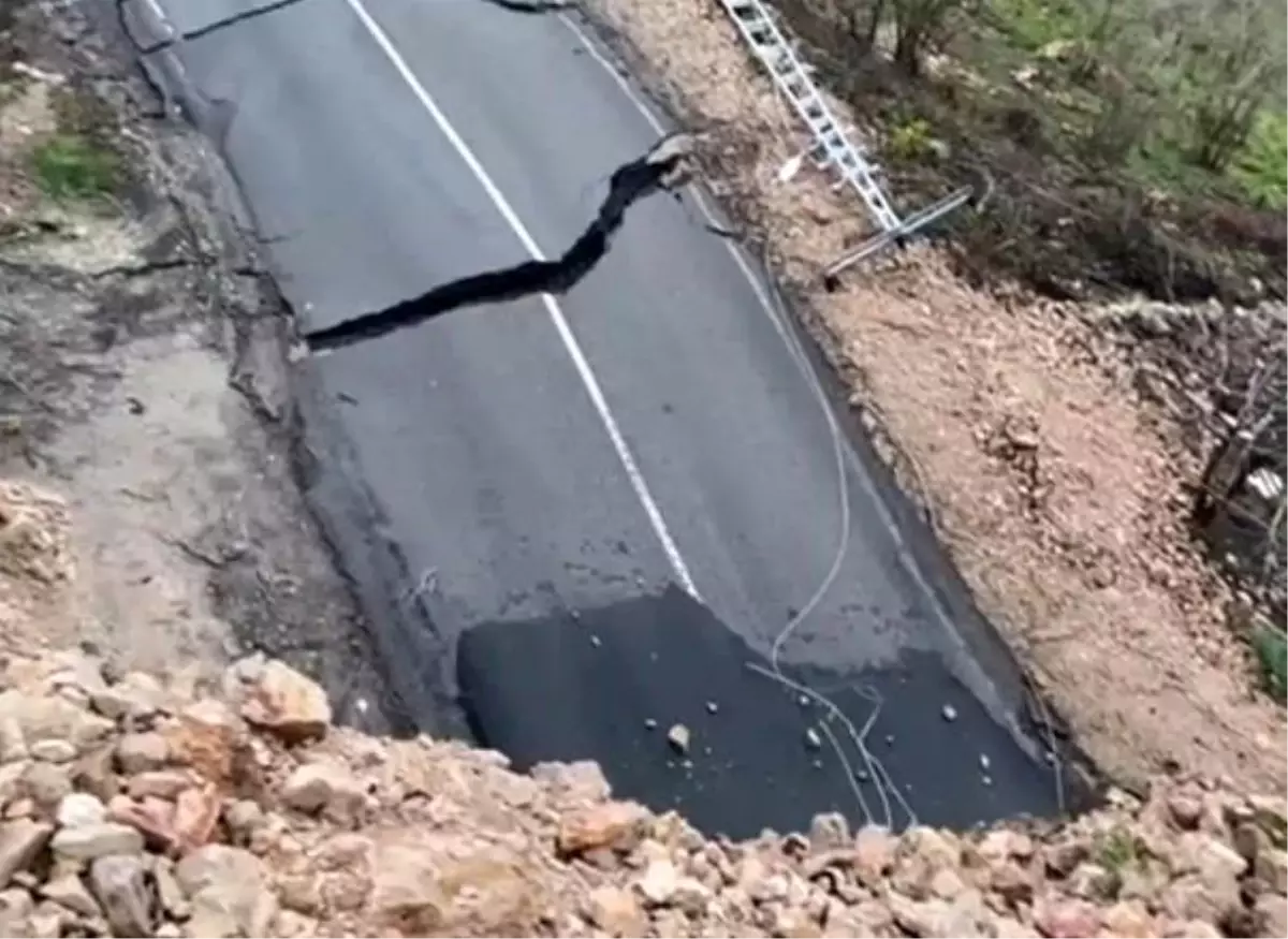 Ünye\'de Heyelan: Karayolu Trafiğe Kapandı
