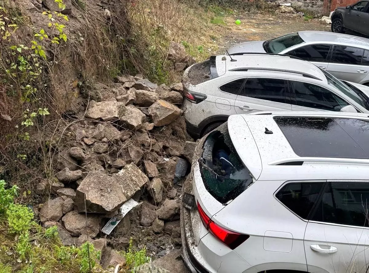 Ordu\'da tarihi evin istinat duvarı araçların üzerine devrildi