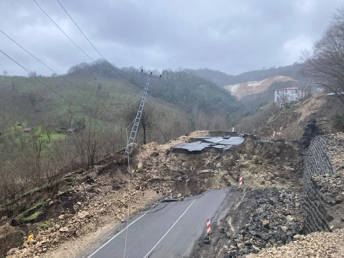 Ordu\'da Heyelan: 300 Metre Yol Çöktü