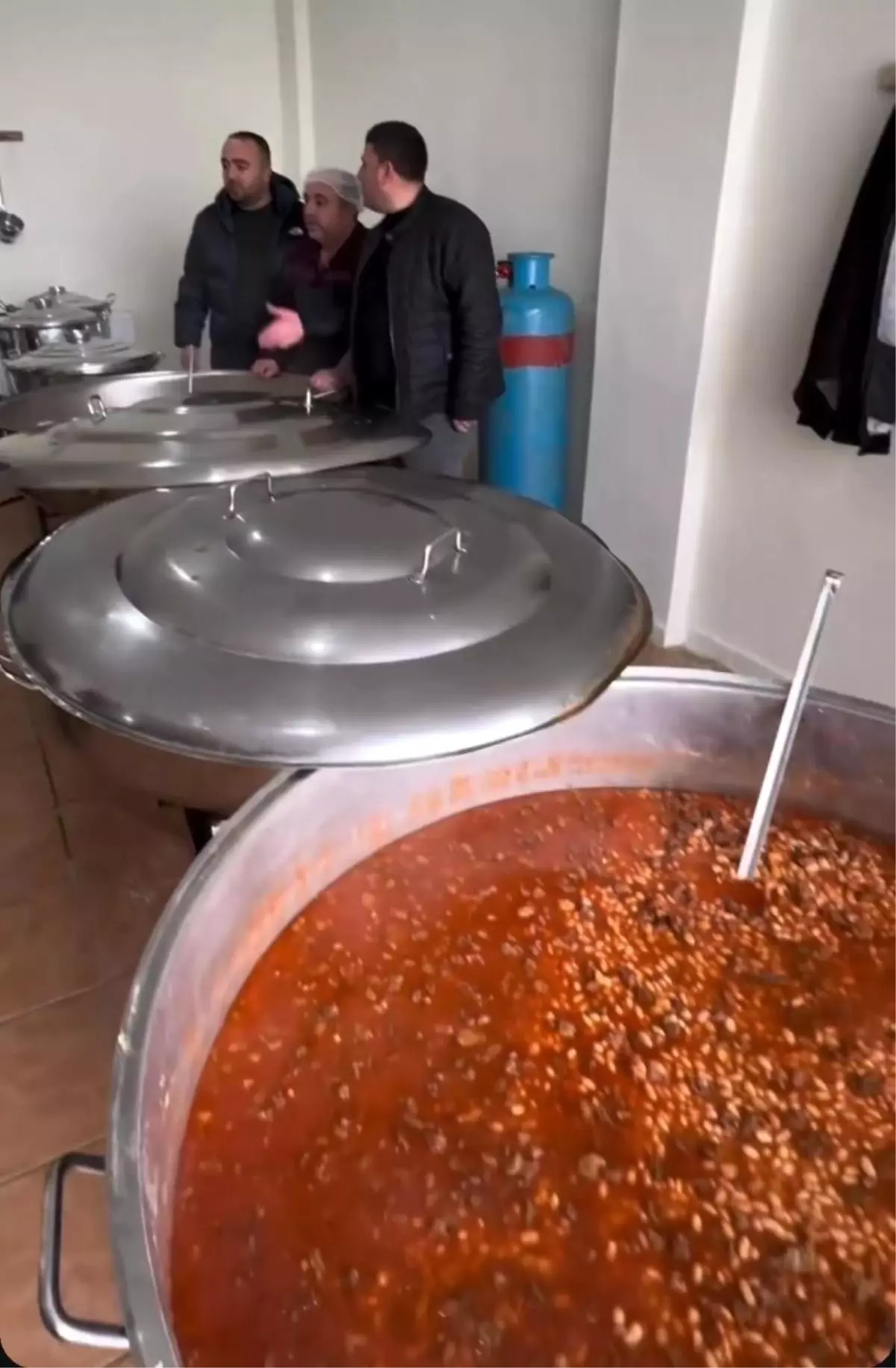 Patnos\'ta belediyenin sıcak yemek hizmeti devam ediyor