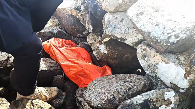 Şanlıurfa'da volkanik bazalt taşlarının altında cephanelik ele geçirildi: 8 gözaltı Şanlıurfa'da volkanik bazalt taşlarının altında cephanelik ele geçirildi: 8 gözaltı