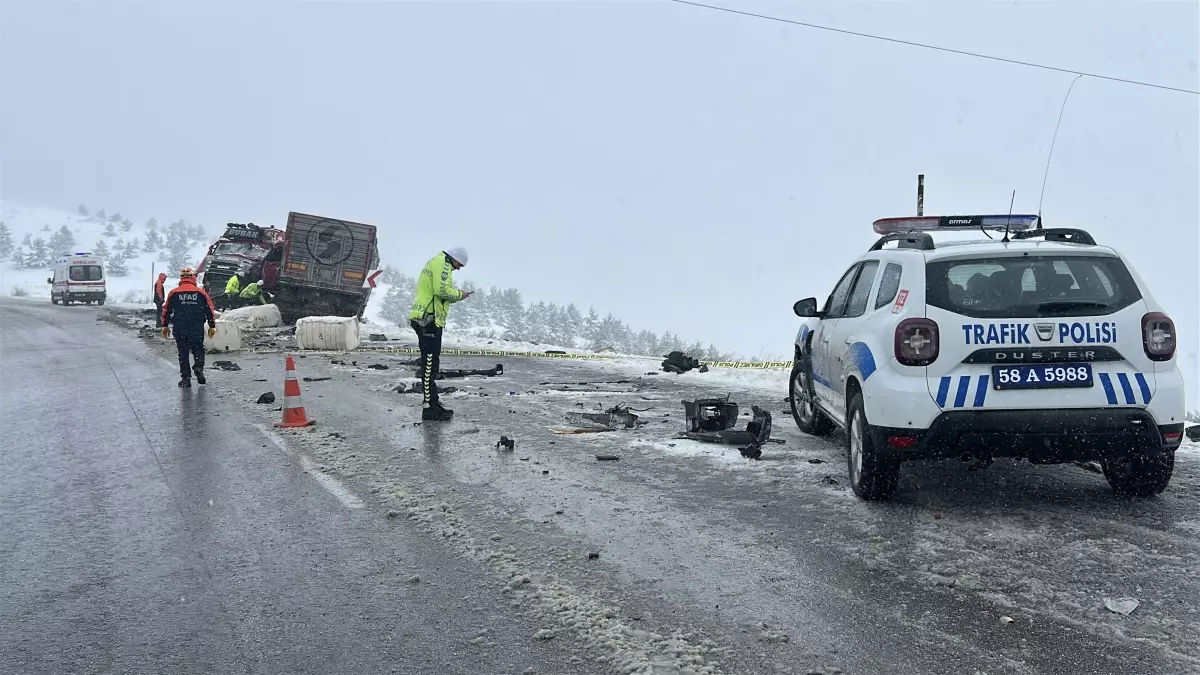 Yıldızeli\'nde TIR Kazası: 1 Ölü, 2 Yaralı