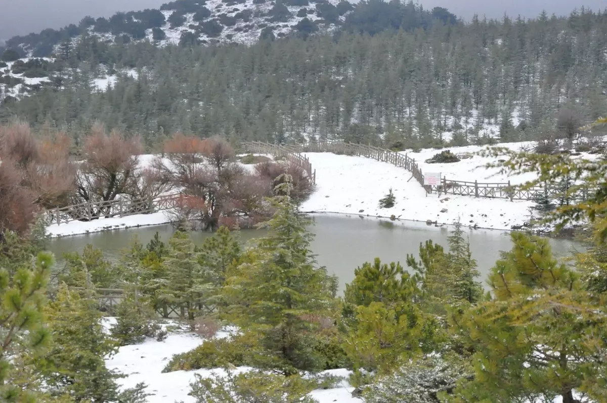 Manisa\'da Spil Dağı\'na Kar Yağdı