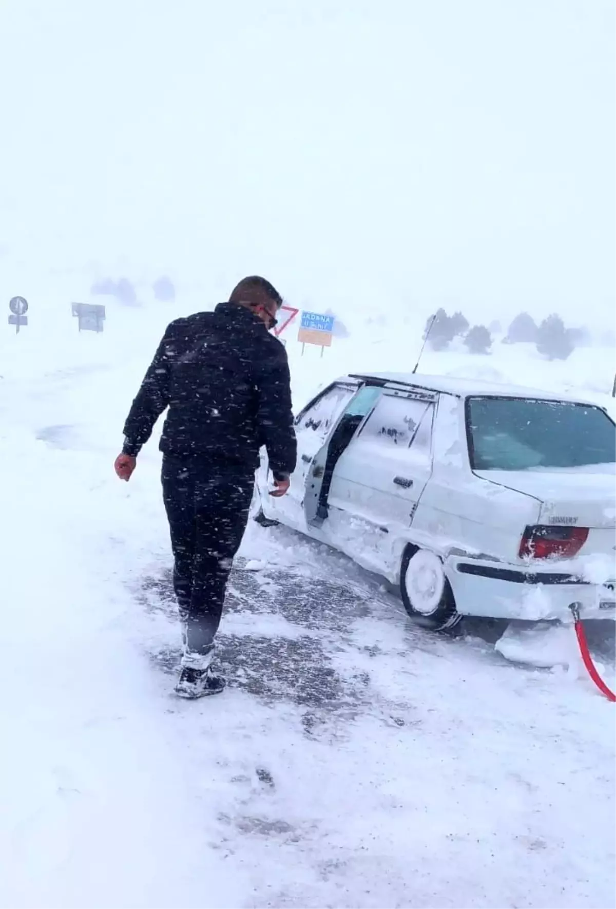 Kayseri\'de Kar Yağışı Yolları Kapattı