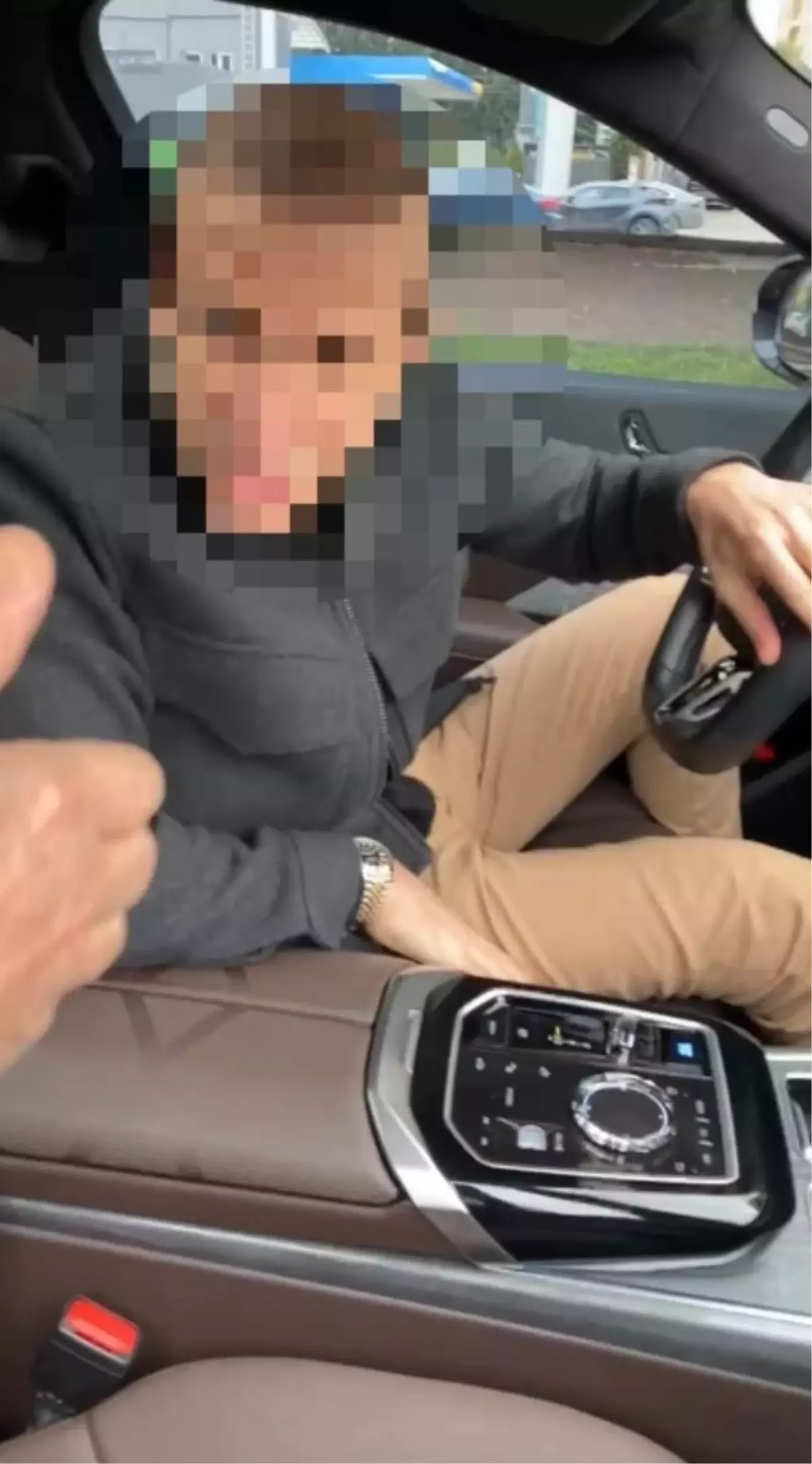 Yenidoğan bebekli aileye silah çekti