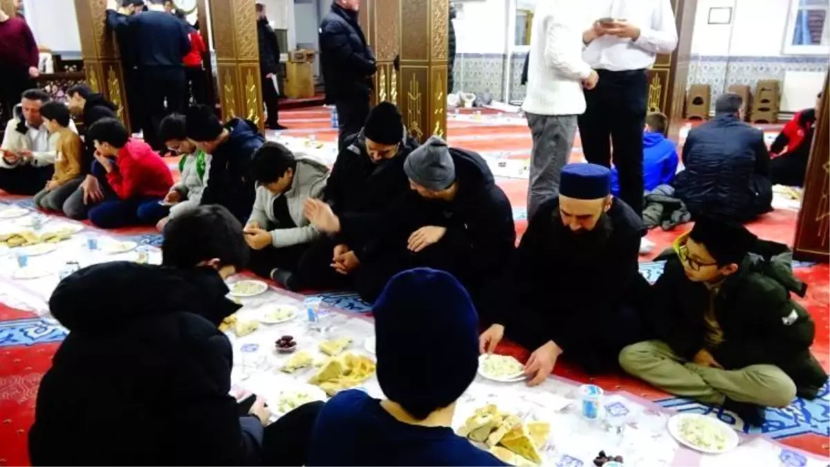 Tavşanlı\'da Ümmet İftarı Tekke Camii\'nde Yapıldı