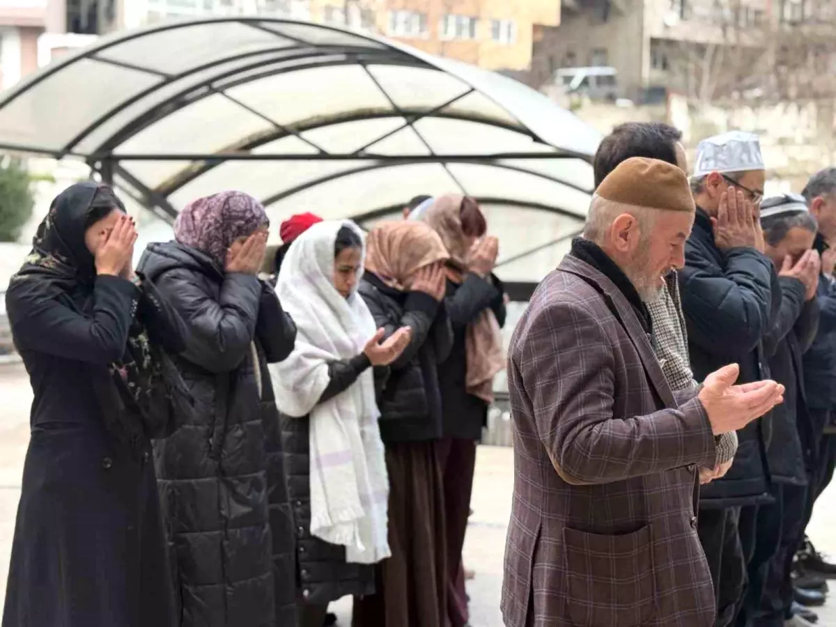 Özbek Kadın için Gıyabi Cenaze Namazı